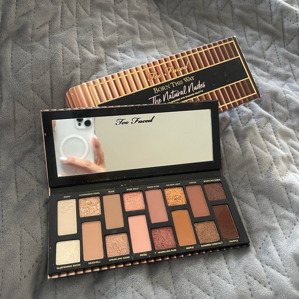 Two-faced born this way, the natural nudes eyeshadow palette